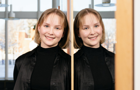 Fotoniikan opiskelija Ronja Rannanheimo ikkunan edustalla