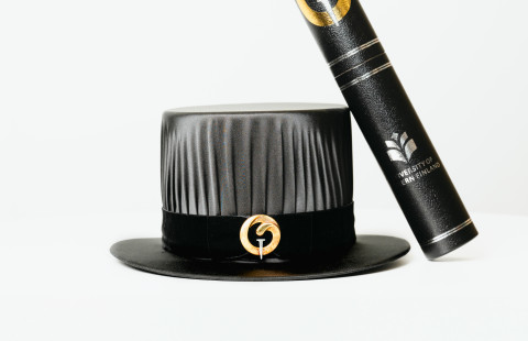 Diplomikotelo ja tohtorinhattu.