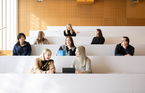 opiskelijoita istumassa auditoriossa