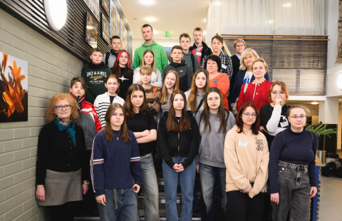 Ryhmäkuva norssilla vierailleista oppilaista.