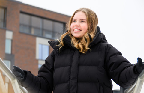 varhaiskasvatuksen opettajaopiskelija Olivia Jäntti välituntipihalla