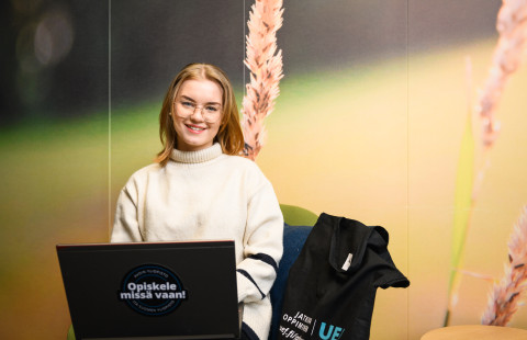 Avoimen yliopiston opiskelija Aino Mäkinen