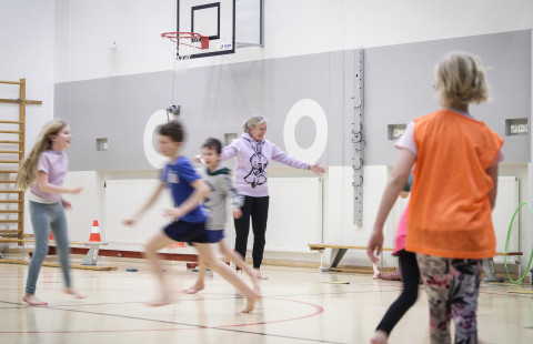 Lapsia liikuntasalissa.