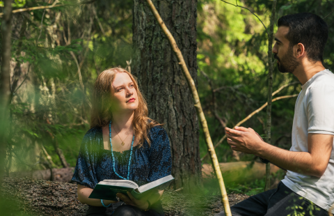 Keskustelu metsässä opiskelusta