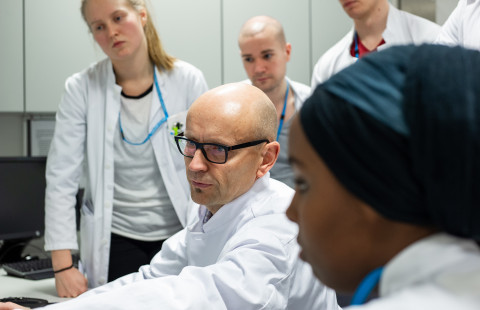 Professori Heikki Kröger ja lääketieteen opiskelijoita.