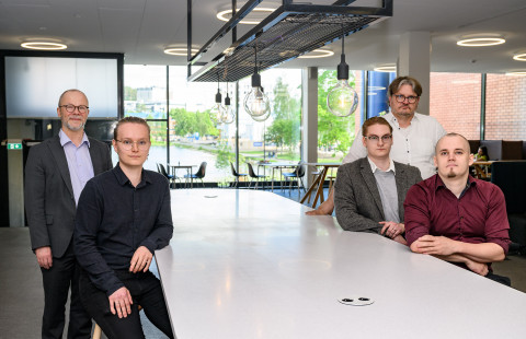 Varadekaani Markku Hauta-Kasari, tekniikan kandidaatit Miro Rytkönen ja Juho Huovinen, tekniikan tohtori Eero Koponen ja vanhempi yliopistonlehtori Lasse Heikkinen yhteiskuvassa.