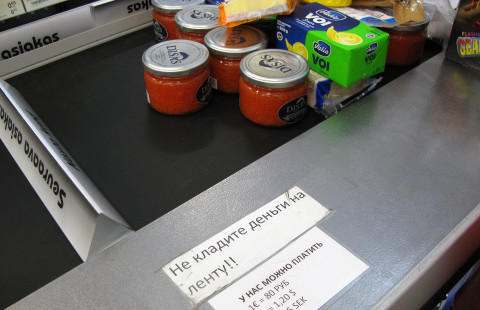 Ruokaostokset liukuhihnalla.