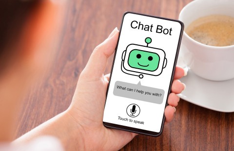 Kädessä oleva matkapuhelin.