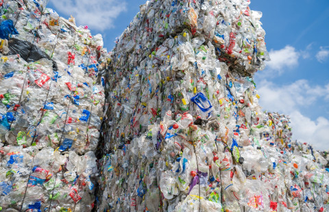 Kierrätysmuovipaaleja.