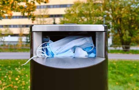 Kasvomaskit roskiksessa.