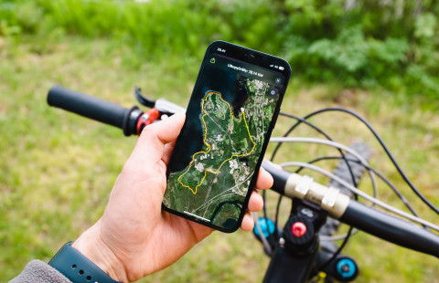 Puhelimella näkyy maastopyörällä ajettu luontopolku.