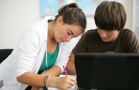 Kaksi nuorta tietokoneella.