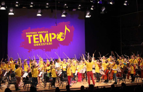 Tempo-orkesteri esiintyi Ruoholahdessa Yhteinen maailma -konsertissa vuonna 2016. Juha Ahvenainen johtaa.