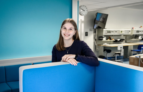 UEF-lähettiläs Riona Halli teknillisen fysiikan laboratoriossa