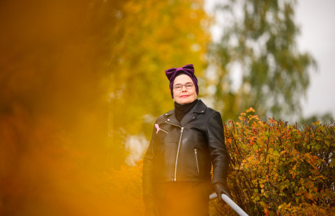Johanna Uotinen syksyisen ruskan keskellä.