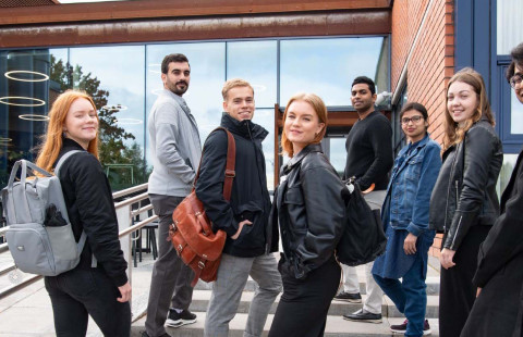 UEF-lähettiläitä Snellmanian edustalla