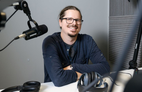 UEF-sisällöntuottaja Pekka Laukkanen äänitysstudiossa