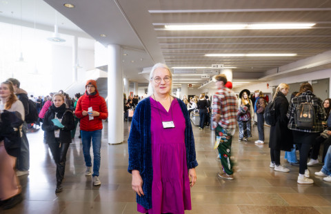 Kampuspappi Tiina Belov opiskelijoiden seassa kampuksella. 