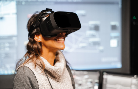 Student wearing VR-glasses