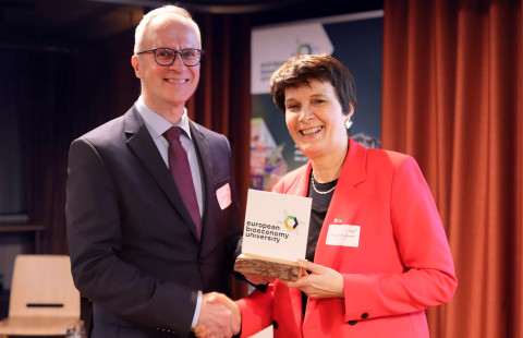 Wienin BOKU-yliopiston rehtori Eva Schulev-Steindl luovutti EBU-allianssin puheenjohtajuuden Itä-Suomen yliopiston akateemiselle rehtorille Tapio Määtälle.