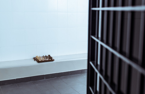 Shakkilauta vankilasellin penkillä.