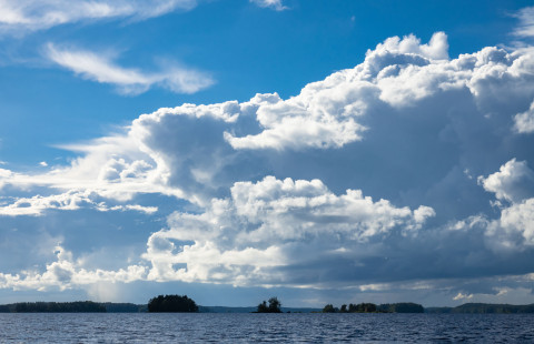 Järvi ja pilvinen taivas.