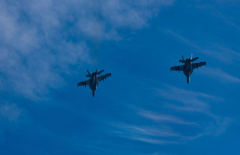 Kaksi Hornet-hävittäjää taivaalla.