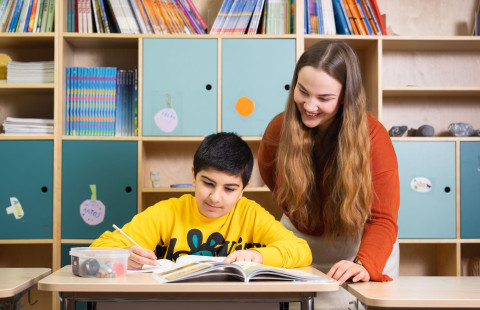 oppilas tekemässä tehtäviä koululuokassa