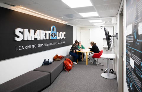 Ryhmä ratkaisee pakopeliä.