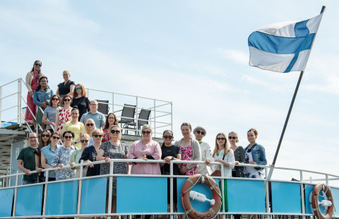 Hoitotieteen laitoksen henkilökunta laivan kannella Kallaveden risteilyllä