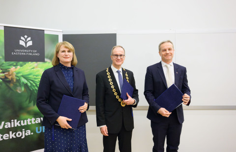 Kuopion kaupunginjohtaja Soile Lahti, yliopiston rehtori Tapio Määttä ja Joensuun kaupunginjohtaja Jere Penttilä allekirjoittivat yliopiston ja kampuskaupunkien kumppanuussopimuksen yhteisten tavoitteiden edistämiseksi.