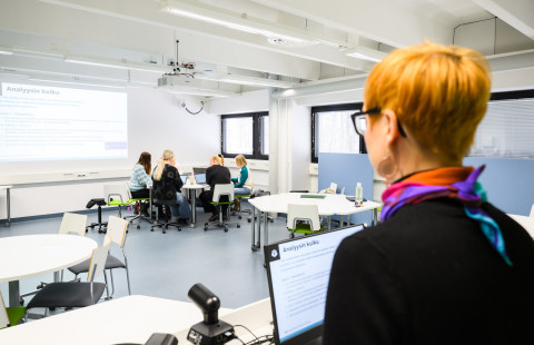 Opiskelijat tekemässä tehtäviä yliopistolla.