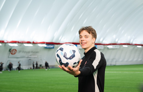 Luokanopettajaopiskelija Niklas Haataja hallissa jalkapalloharjoituksissa