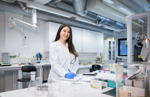 Simona Jankova in the in the laboratory.