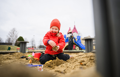 lapsi leikkii hiekkalaatikolla.