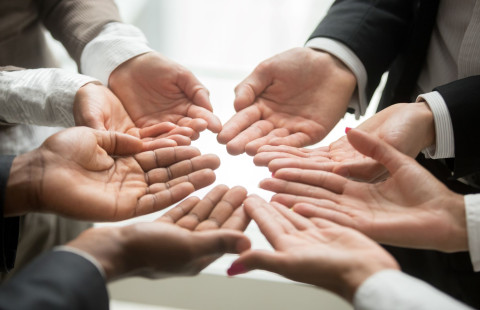 Kädet ympyrässä kämmenpohjat ylöpäin.