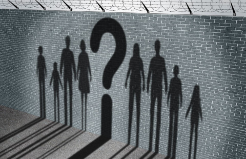 Muuriin heijastuva kuva kahdesta perheestä.