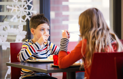 Lapsia koululounaalla.