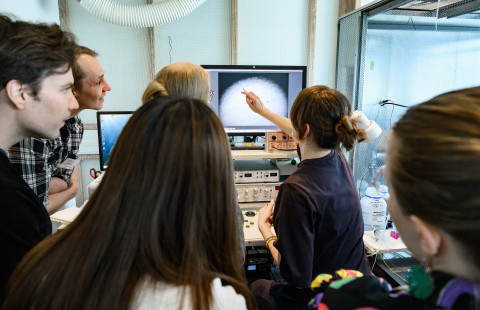 Polina Abushik and Nataliia Novosolova demonstrate work with different patch-clamp set ups during FinE eletrophysiology short course.