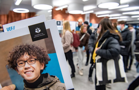 Ihmisiä aulatiloissa.