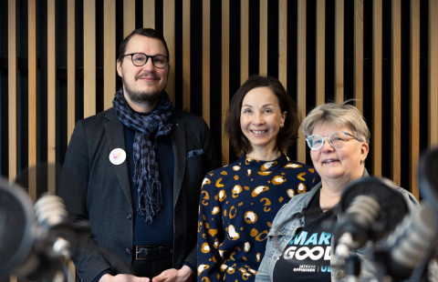 Podcastin puhujat vasemmalta oikealle, Matti Laitinen, Annamari Lastunen ja Riitta Sutinen.