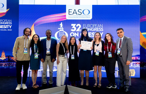 Kuvassa keskellä EASOn parhaan väitöskirjan 2025 palkinnon finalistit Kelly Jardon (neljäs vasemmalta), Thao Minh Lam ja palkinnon saaja Johanna Matilainen. Kuva: EASO.