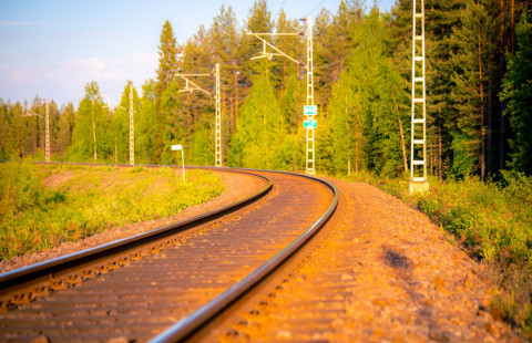 Raiteet metsäisessä maisemassa.