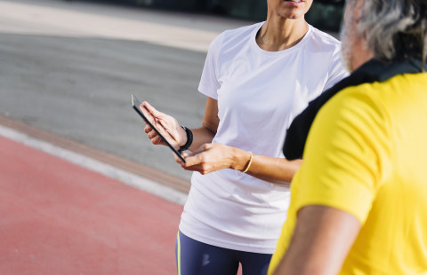 Liikunnanohjaaja ja asiakas.