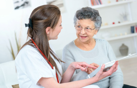 Sairaanhoitaja ja ikääntynyt nainen.