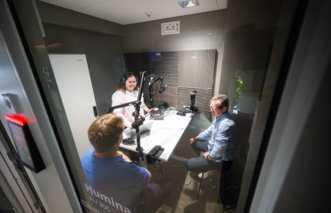 Karina Huttunen (keskellä) juontaa Mistä tiede syntyy -podcast-sarjaa.