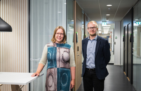 Yliopistonlehtori Outi Hakola ja apulaisprofessori Eino Solje vieraana Mistä tiede syntyy -podcast-sarjassa.