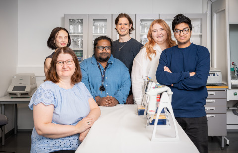 RNatives-yrityksen laboratoriotiimi kuvattuna yrityksen tiloissa.