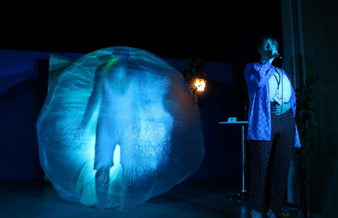 Kaksi henkilöä teatterilavalla.