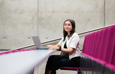 UEF-lähettiläs Sofia Bagirova luentosalissa